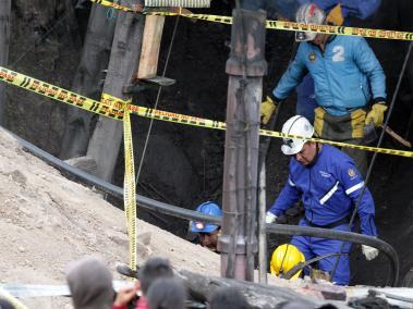 Rescatistas ingresaron este sábado a las minas El Cerezo y La Guasca, de Cucunubá, donde luego de una explosión quedaron atrapadas 5 personas.
