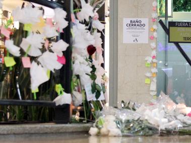 Tras el atentado, ciudadanos se han acercado al centro comercial Andino para rechazar a los violentos y rendir homenaje a las tres víctimas.