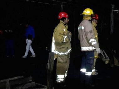 A las 5 a. m. del domingo, bomberos de Ubaté hallaron el cuerpo de uno de los mineros atrapados en Lenguazaque.