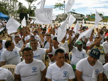 Exguerrilleros llegaron ayer a la vereda Buenavista, en Mesetas (Meta), vestidos con camisetas blancas y mensajes alusivos a la paz.
