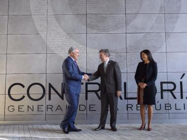 El Contralor General Edgardo Maya inauguró la nueva sede de la Contraloría con la presencia del Presidente Juan Manuel Santos.