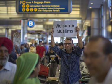 Las medidas antiinmigratorias del gobierno de Donald Trump causan protestas en los aeropuertos.