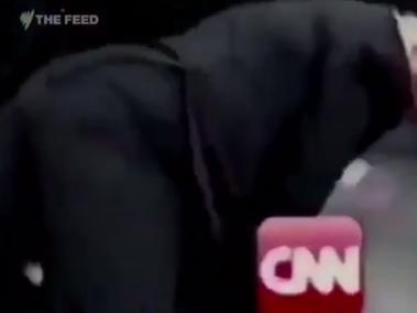 En el montaje, el presidente de Estados Unidos agrede a un hombre con el rostro cubierto por el logo de esta cadena de noticias.