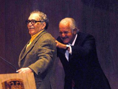 Carlos Fuentes (Izq.) y Gabriel García Márquez, en el homenaje por los 80 años del Nobel, en el castillo de Chapultepec, en Ciudad de México.