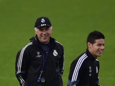El entrenador Carlo Ancelotti (izq.), junto a James Rodríguez, en el Real Madrid. Ahora podrían encontrarse en el Bayern Múnich alemán.