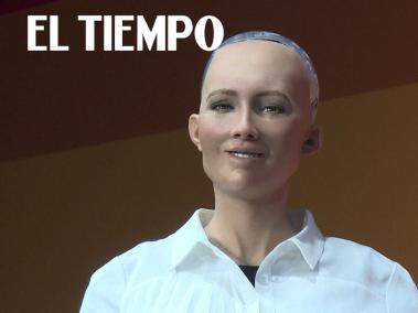 Robots debaten el futuro de los humanos en show tecnológico