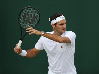El suizo Roger Federer buscará hoy su paso a una nueva final de Wimbledon, al enfrentar a Tomas Berdych.