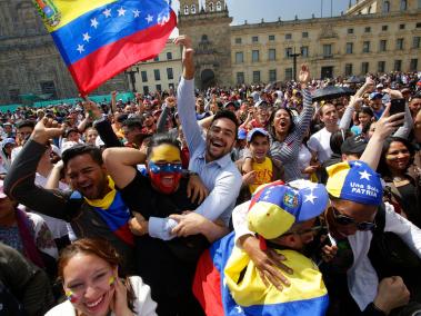 Con camisetas y banderas, venezolanos en Bogotá salieron a votar en la plaza de Bolívar el plebiscito organizado por la opositora MUD.