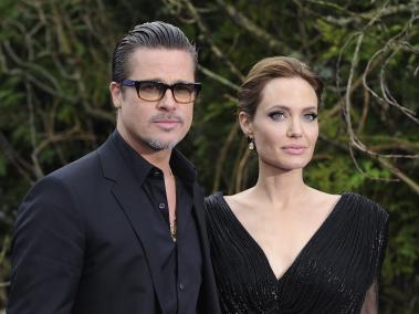Angeline Jolie y Brad Pitt, casados por mas de diez años, fueron noticia en varias ocasiones por cuenta de sus gustos en la escena sexual. Por ejemplo, en 2007, se conoció que la pareja hizo un trío con la modelo Karolina Kurkova. Antes de su matrimonio, Jolie ya era reconocida por tener extrañas costumbres sexuales.