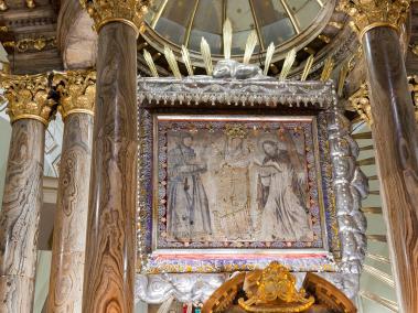 En su lienzo, la Virgen de Chiquinquirá aparece con san Antonio de Padua y el apóstol san Andrés. La imagen es objeto de romería. Fotos: