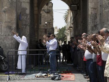 Los musulmanes rezan en las calles cerca a la Explanada de las Mezquitas como símbolo de protesta  en desacuerdo a las normas impuestas por Israel para entrar al lugar santo.