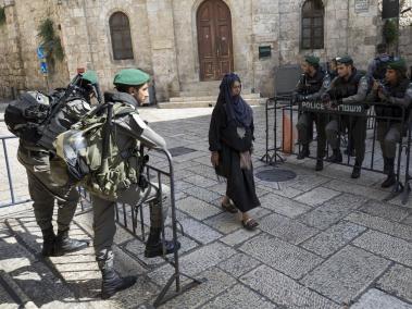 A pesar del anuncio de Israel de retirar los detectores de metal, volvieron los disturbios dentro y fuera del recinto sagrado en los que resultaron heridos más de cien palestinos y un policía israelí.