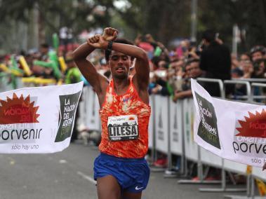 Feyisa Lilesa, ganador de la Media Maratón de Bogotá 2017.