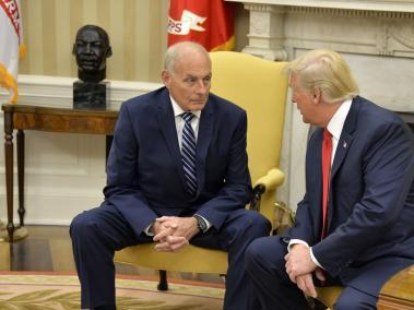 El presidente estadounidense, Donald Trump, se reúne con el nuevo jefe de Gabinete, John Kelly en el Despacho Oval de la Casa Blanca en Washington.