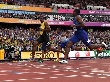 El jamaicano Usain Bolt (izq.) y el estadounidense Christian Coleman (izq.), en formidable duelo de las semifinales de los 100 metros del Mundial de Londres.