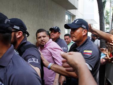 Julián Vásquez Buelvas es llevado por las autoridades al cuarto día consecutivo de audiencia de imputación de cargos.