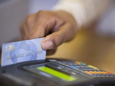 La tasa máxima que pueden aplicar las entidades para tarjetas de crédito es del 32,97 por ciento efectiva anual.