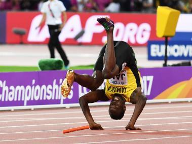 El atleta Usain Bolt en el momento de su lesión, durante la prueba de los 4x100.