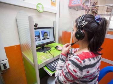 En las zonas donde no hay oficinas de Codensa, los clientes se comunican por videollamadas con los funcionarios.