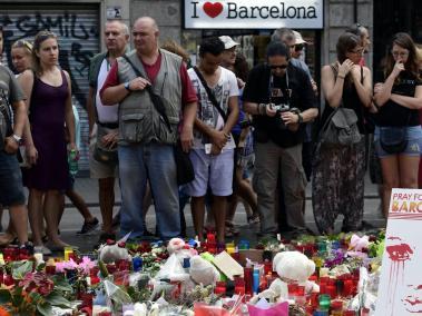 Cientos de personas siguen rindiendo tributo a las víctimas de los atentados terroristas del jueves en Barcelona y Cambrils.