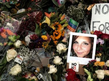 Una foto en memoria de Heather Heyer, que murió en los hechos de Charlottesville, Virginia.