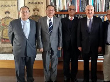 El expresidente recibió a cinco de los magistrados del Tribunal Supremo de Venezuela que debieron huir.