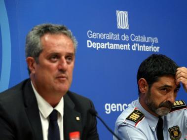 El conseller de Interior, Joaquim Forn (i), junto al mayor de los Mossos d'Esquadra, Josep Lluís Trapero, durante la rueda de prensa en la que afirmaron que el aviso sobre un posible atentado en la Rambla de Barcelona no lo tomaron en serio.