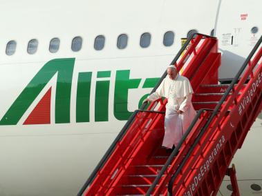 A las 4:37 p. m. el avión abrió su puerta principal para darle paso al papa Francisco.