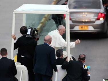 Durante varias horas cientos de creyentes esperaron a que el papa Francisco pasara.