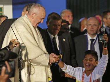 Brayan Rincón fue el niño que se robó el ‘show’ en la Nunciatura Apostólica y fue quien le regaló la ruana al papa Francisco.