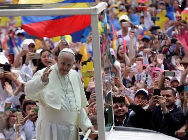 El papa Francisco se encuentra con miles de jóvenes en la Plaza de Bolívar en Bogotá.