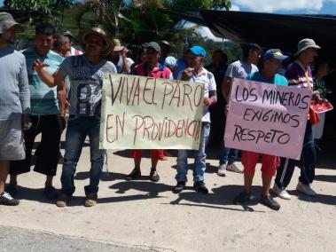 La comunidad protesta en la orilla de la carretera entre Medellín y Puerto Berrío.