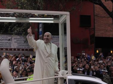 El Sumo Pontífice pasó al frente de la Universidad de la Javeriana a la que le dirigió una sonrisa y un pulgar arriba.