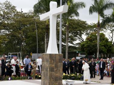 Papa Francisco ora ante la Cruz de la Reconciliación