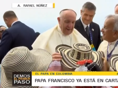 El papa Francisco recibe regalos de los niños en el aeropuerto de Cartagena,