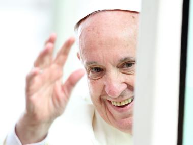 El primer rostro que los colombianos pudimos ver del Papa fue precisamente este, el de un sumo pontífice feliz de llegar a conocer a sus millones de fieles; siempre entregado a los creyentes y con una sonrisa en su rostro.