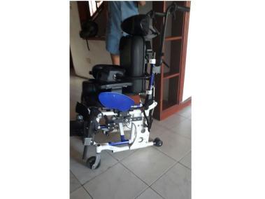 Esta es la silla de ruedas que utiliza el niño para movilizarse. Las llantas traseras fueron robadas
