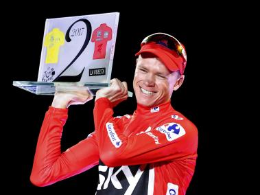 Imagen de archivo del ganador de la Vuelta a España 2017, el ciclista británico del equipo Sky Chris Froome, en el podio de la Plaza de la Cibeles de Madrid, tras la última etapa de la ronda ibérica.