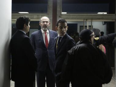 El exmagistrado Francisco Ricaurte se presentó ante la Fiscalía con su abogado.
