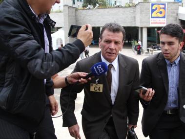 Carlos Palacino saliendo de indagatoria en el Búnker de la Fiscalía