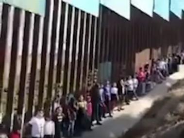 Niños nacidos en Estados Unidos le cantan a México desde la frontera.