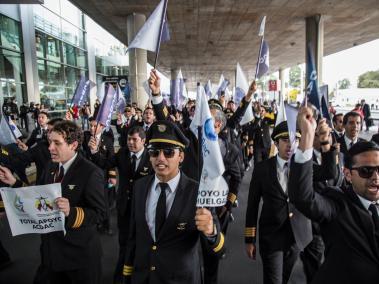 Pilotos en huelga en Avianca protestaron este lunes en El Dorado.