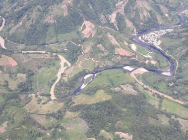 Panorámica de la mancha de crudo que generó este nuevo atentado en el río Catatumbo.