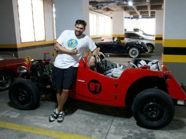 En Barranquilla, Carlos Ariza de 46 años, junto a su padre, Carlos Ariza Andrade, se dedican a hacer réplicas de automóviles antiguos. En la foto, Carlos aparece con un modelo TF 1954 Hot Rod.