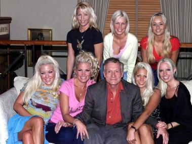 Hugh Hefner se caracterizó por estar siempre rodeado de mujeres hermosas. Tal el punto de los mitos que rodean al fallecido magnate que incluso se dice que tuvo relaciones sexuales con más de un millón de mujeres.