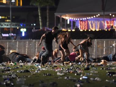 Momento en el que tiroteo obliga a suspender concierto en Las Vegas