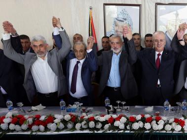 De izquierda a derecha, el líder de Hamas en la Franja de Gaza, Yahya Al-Sinwar, la cabeza de la Inteligencia Palestina Majed Faraj, el principal de la oficina política de Hamas Ismail Haniyeh, el primer ministro palestino Rami Hamdallah y el negociador egipcio.