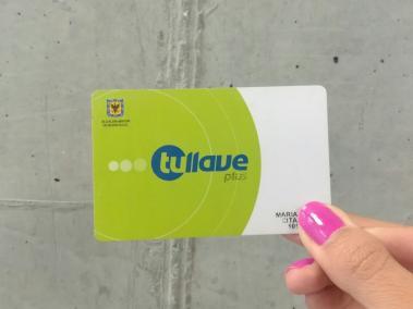 Usuarios que aún se movilizan en el sistema con las tarjetas azules y rojas, deben adquirir la tarjeta Tullave para los  beneficios