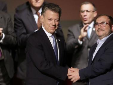 Imagen del presidente Juan Manuel Santos y Rodrigo Londoño, en la firma del acuerdo en el teatro Colón.