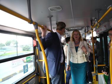 Pauline Krikke, la alcaldesa de la ciudad holandesa de La Haya, se subió a TransMilenio durante su visita a Bogotá.